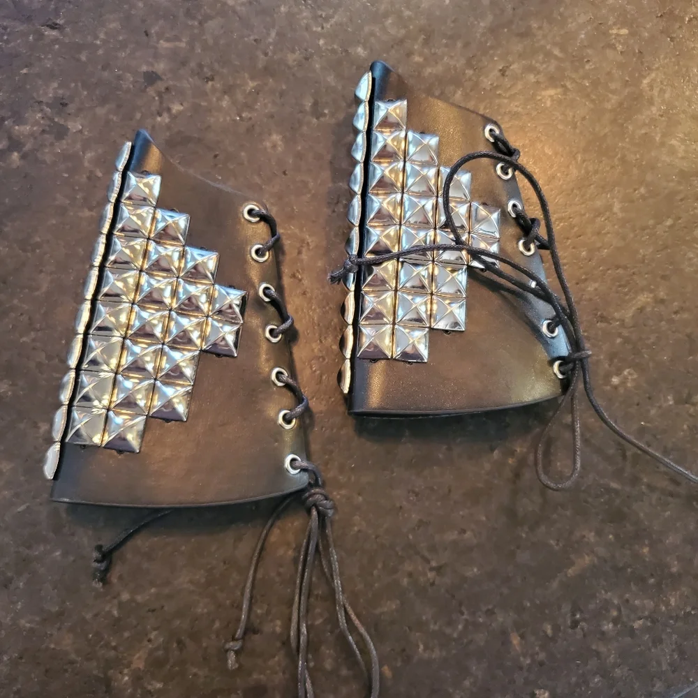 🐕 Pair of black leather studded gauntlets - Picture 3 of 6
